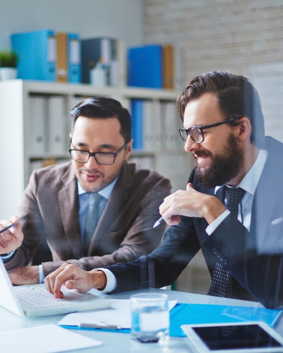 Consultoria de TI RGA: profissionais analisando infraestrutura tecnológica em reunião estratégica