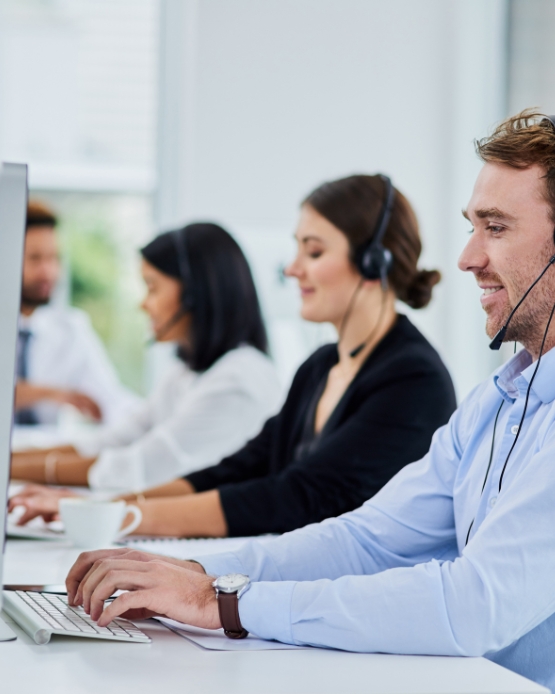 Suporte técnico RGA: equipe de help desk atendendo chamados de TI remotamente